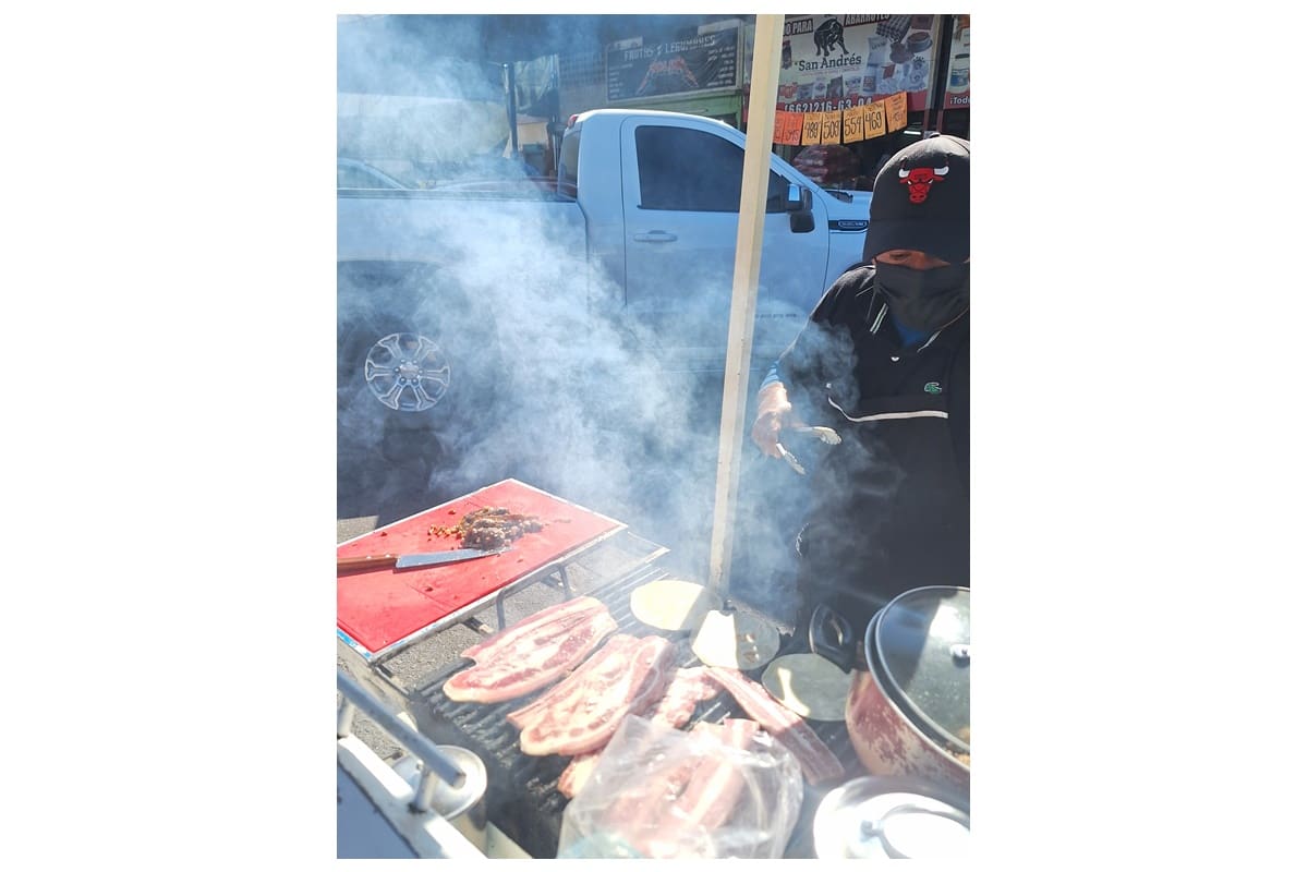 Marco Domínguez Cruz recorre la Central de Abastos ‘Francisco I. Madero’ en su triciclo para ofrecer los taquitos.