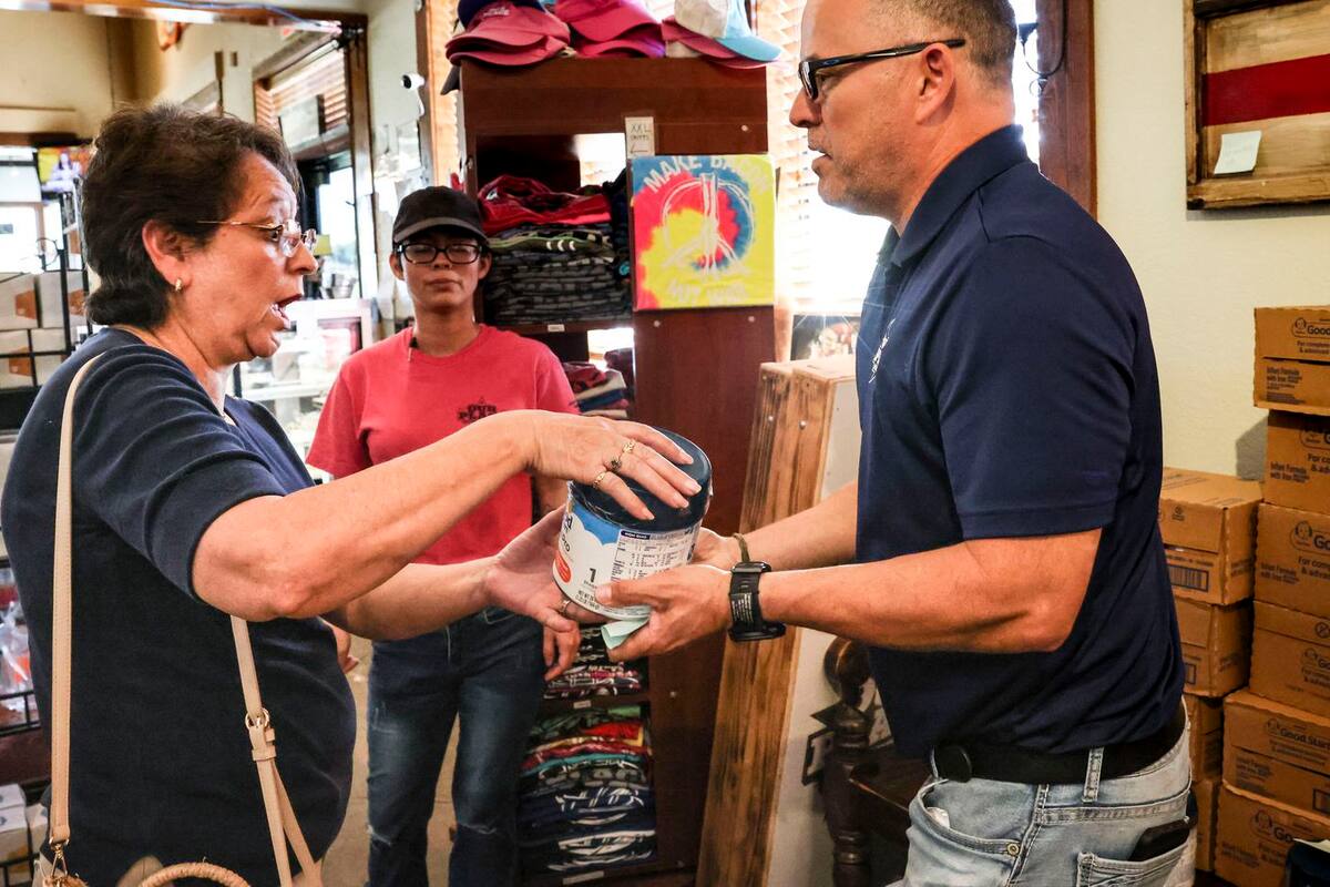 EU: Dueño de restaurante consigue comprar fórmula para bebés y la regala a familias necesitadas