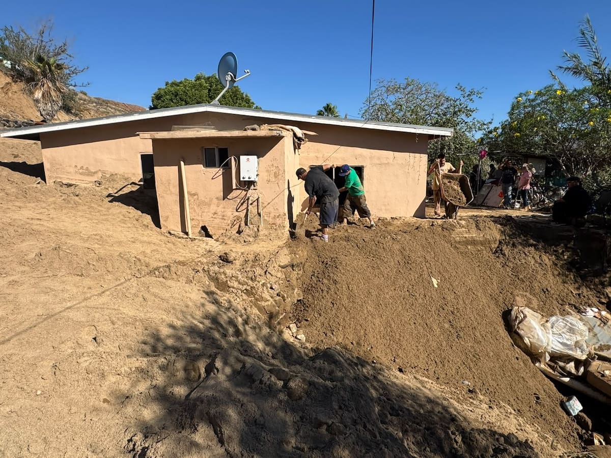 Francisca Segura logró salir de su vivienda antes de que la tormenta Rachel la cubriera de arena y lodo en Maneadero. Foto: Alejandro Zepeda