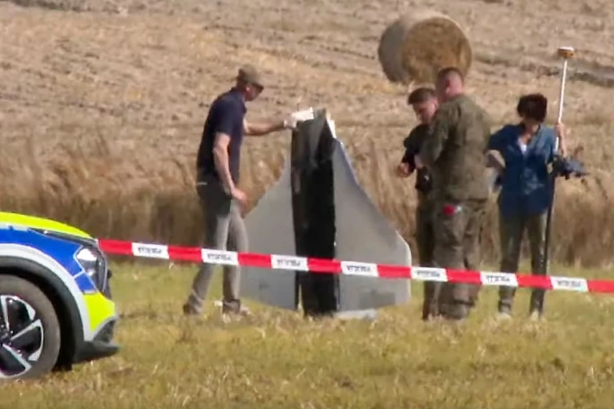 Los bomberos recuperan partes de un dron dañado, derribado por las autoridades polacas, en un sitio en Czosnowka, cerca de Biala Podlaska, Polonia, el miércoles 10 de septiembre de 2025. | Crédito: AP/Piotr Pyrkosz