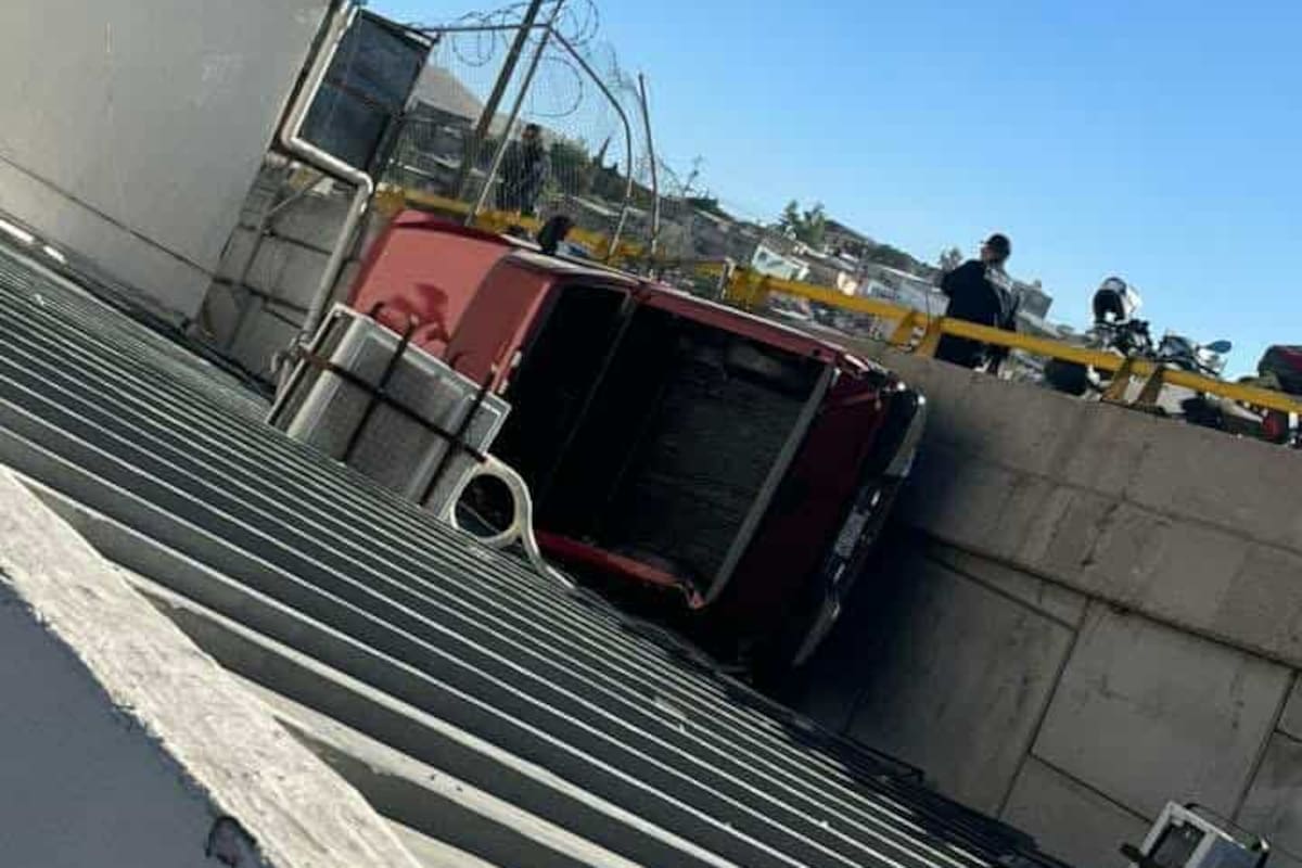 Camioneta termina en el techo de un comercio