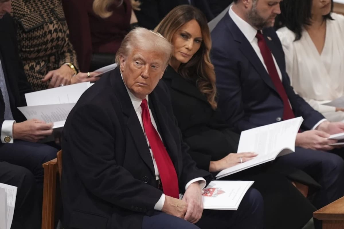 Donald Trump junto a su esposa Melania Trump durante su misa de investidura como presidente de los Estados Unidos. | AP