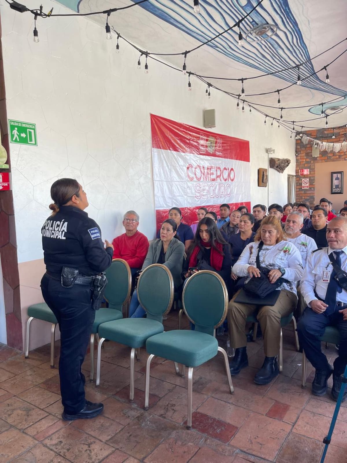 Un total de 63 trabajadores de 25 establecimientos participaron en el programa “Comercio Seguro en Rosarito”, donde recibieron capacitación en prevención del delito, primeros auxilios y protocolos de atención a emergencias. Foro: Carmen Gutierrez