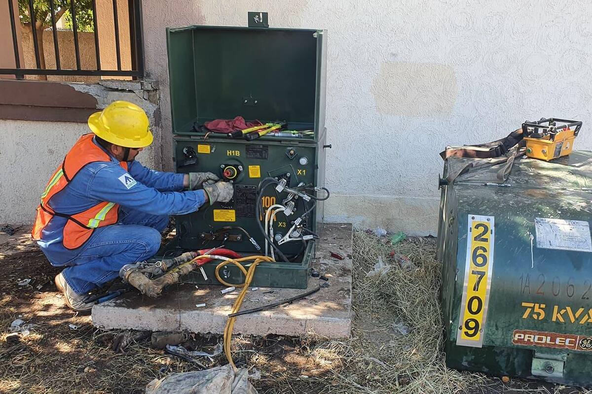 Auto se impacta con transformador y deja sin luz a vecinos de la colonia Villa Bonita de Hermosillo
