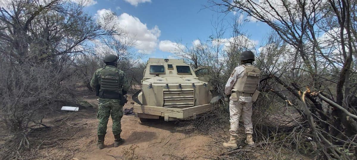 Distintos elementos de la Mesa de Seguridad Estatal asegurando el vehículo blindado | FOTO Twitter @MesaSegSonora