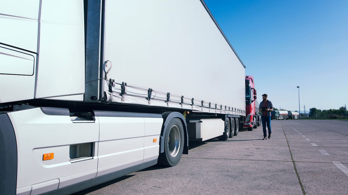 Migrantes rescatados de un tráiler en Veracruz fueron inyectados para no orinar durante el traslado y ahora el caso deriva en siete órdenes de aprehensión por tráfico de personas