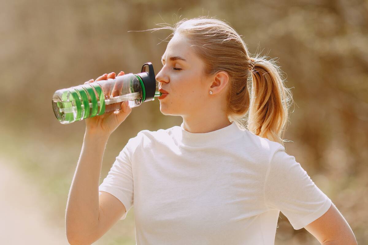 Así de seguido deberías lavar tu botella de agua, según un médico: La respuesta no es todos los días