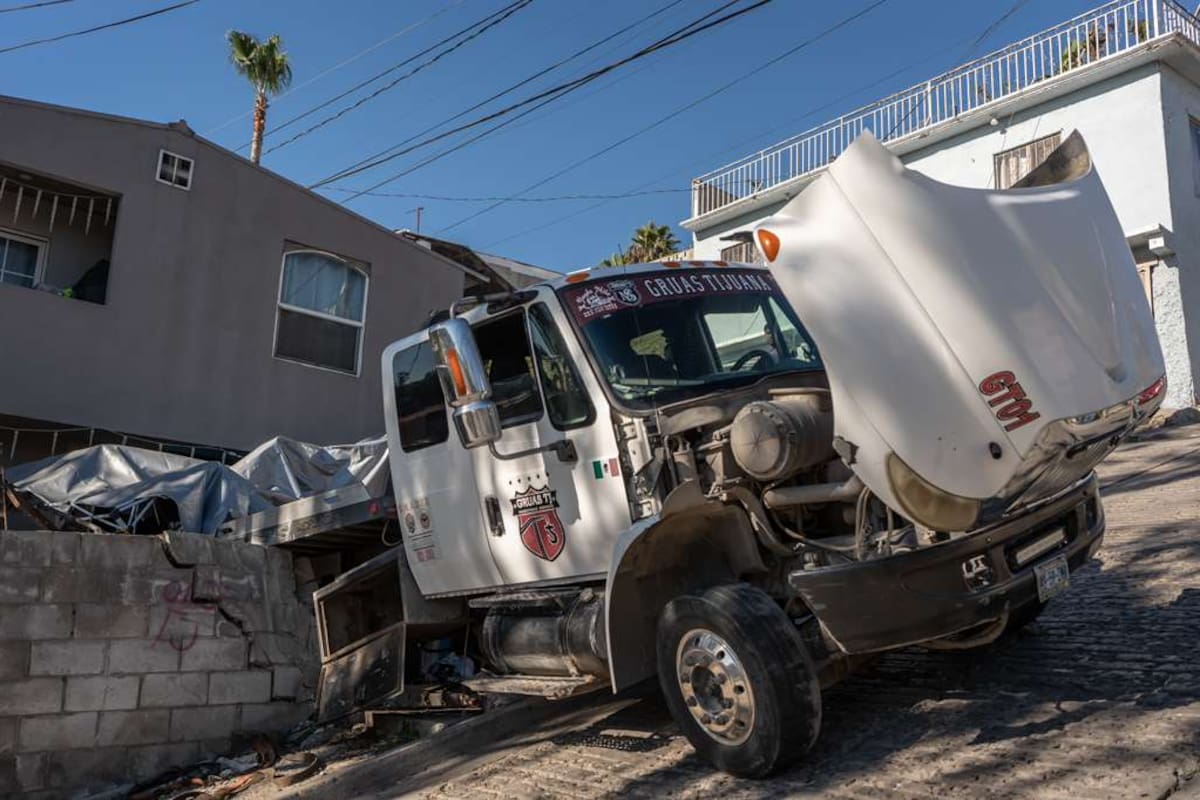 Grúa pierde el control y se impacta contra vivienda de Lomas Taurinas en Tijuana