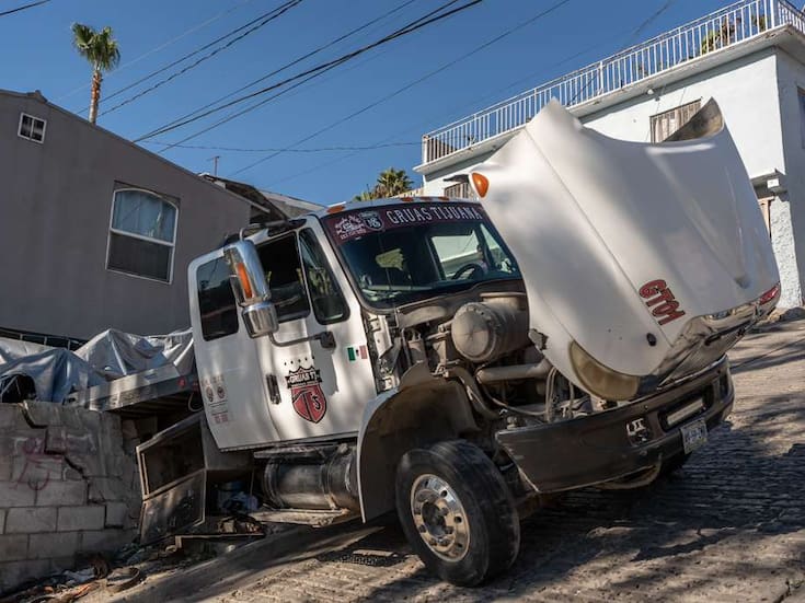 Grúa pierde el control y se impacta contra vivienda de Lomas Taurinas en Tijuana