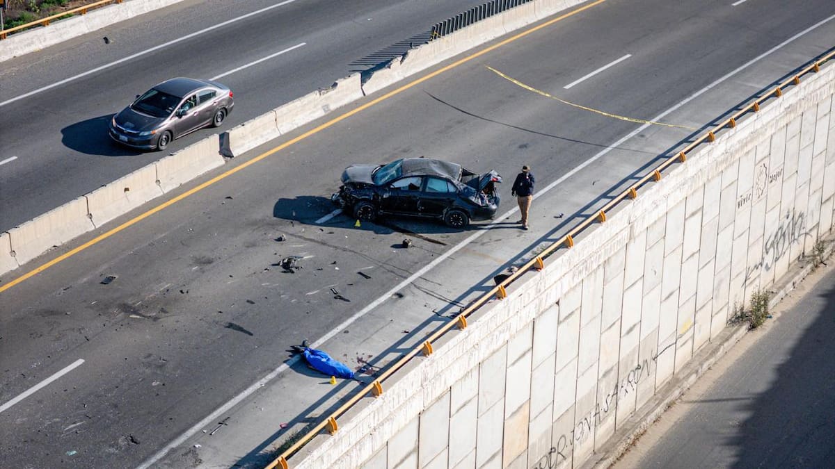 Un conductor perdió la vida al impactarse contra un muro de contención en la carretera libre Tijuana-Tecate, a la altura del Puente Valle San Pedro. Las autoridades mantienen abierta la investigación para esclarecer el accidente. Foto: Border Zoom.