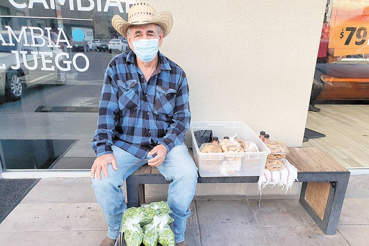 Abuelito pide suban su foto a redes para vender productos regionales