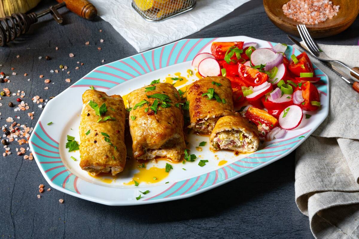 Rollo de pollo relleno de mariscos y naranja