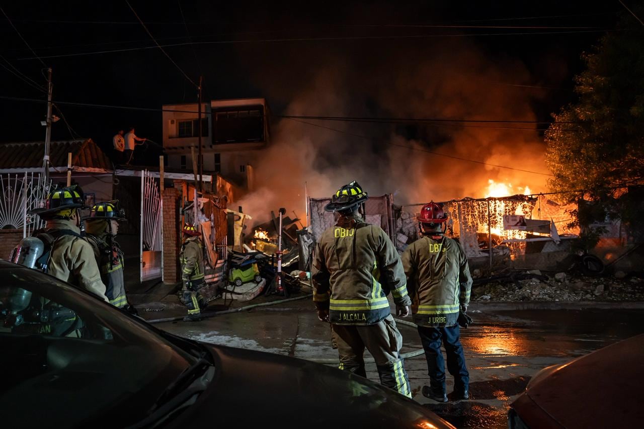 Un incendio en un predio usado por personas en calle obligó a evacuar viviendas cercanas. Foto: Border Zoom