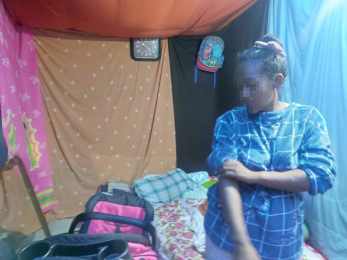 Yurima habita un cuarto de tablas con cobijas que comparte con otros migrantes.