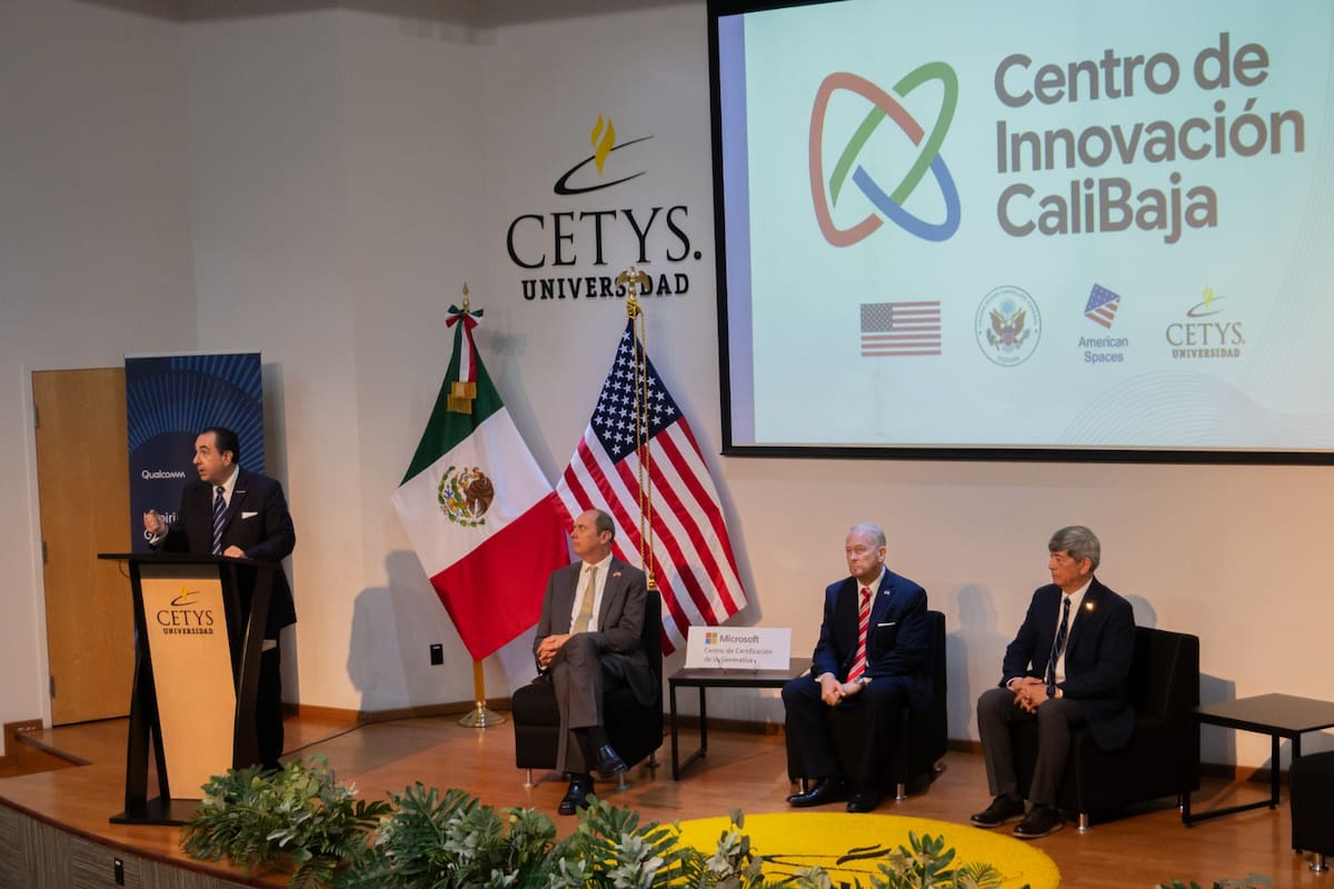 El embajador Ronald Johnson y el cónsul Christopher Teal encabezaron la inauguración del Centro de Innovación CaliBaja en CETYS Tijuana, el primer American Space de la península de Baja California. Foto: Border Zoom.