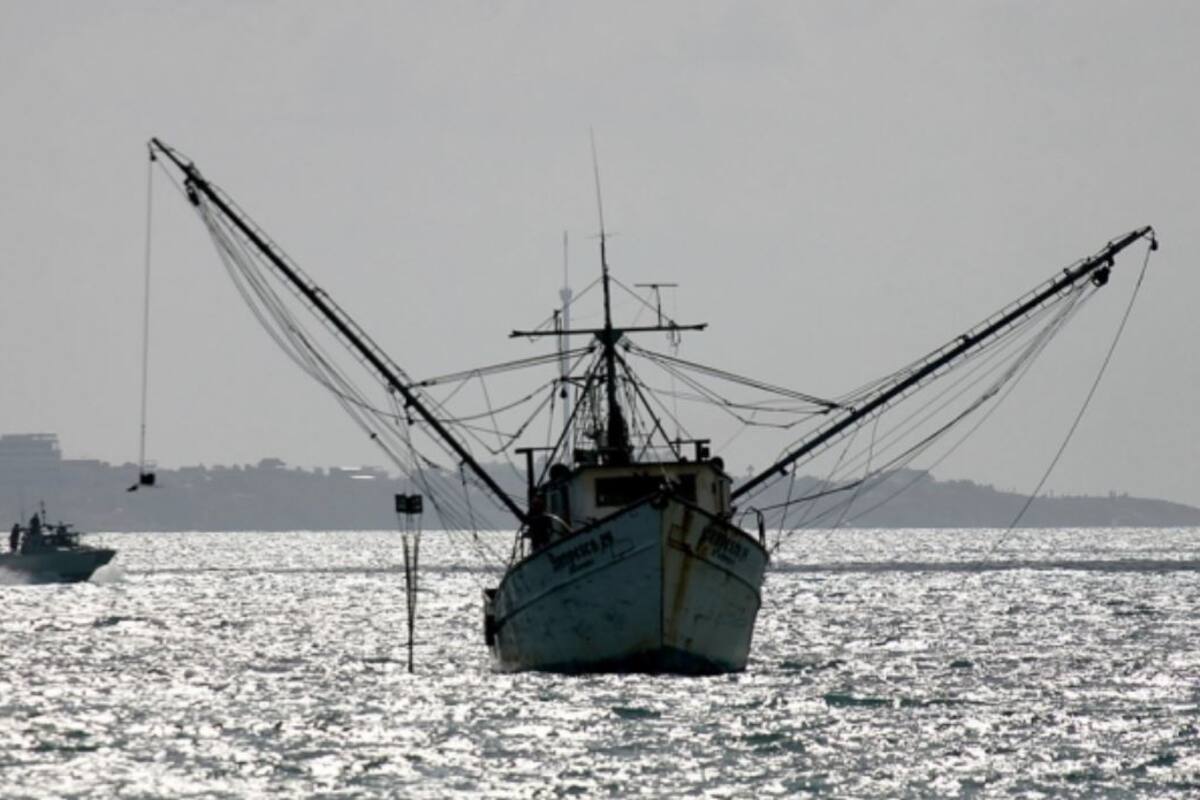Barco mexicano salva a tres extranjeros en aguas de Hawai