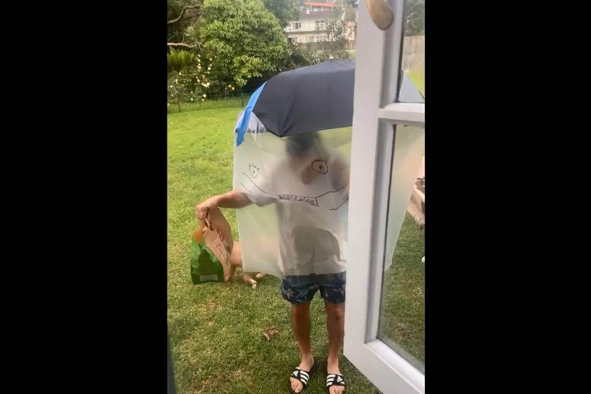 VIRAL TIKTOK: Este hombre se disfraza para divertir a su hija que se encuentra aislada por Covid-19