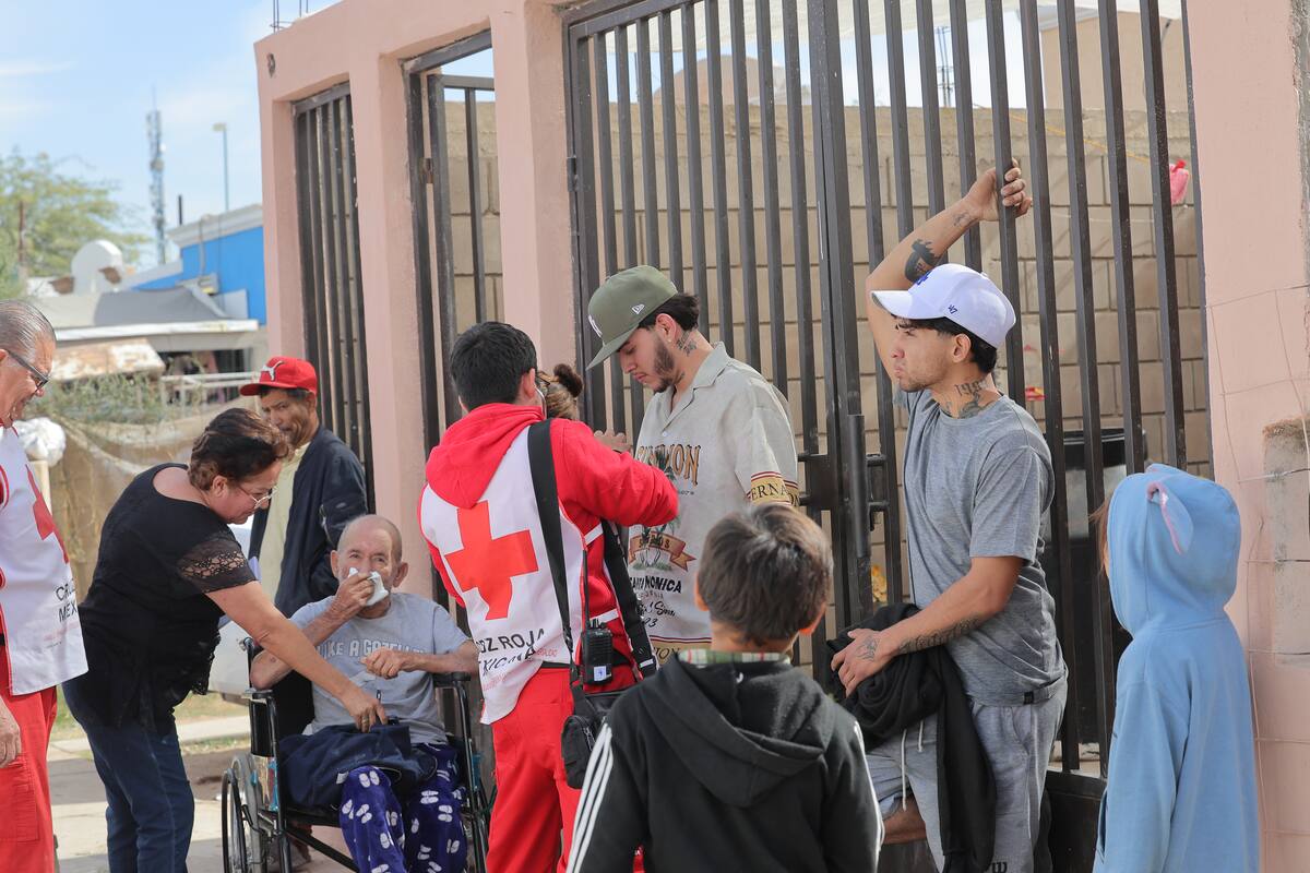 Ariam Martínez y Alejandro Velásquez lograron rescatar a una persona de la tercera edad, en silla de ruedas, mientras su casa estaba en llamas. FOTO: JULIÁN ORTEGA