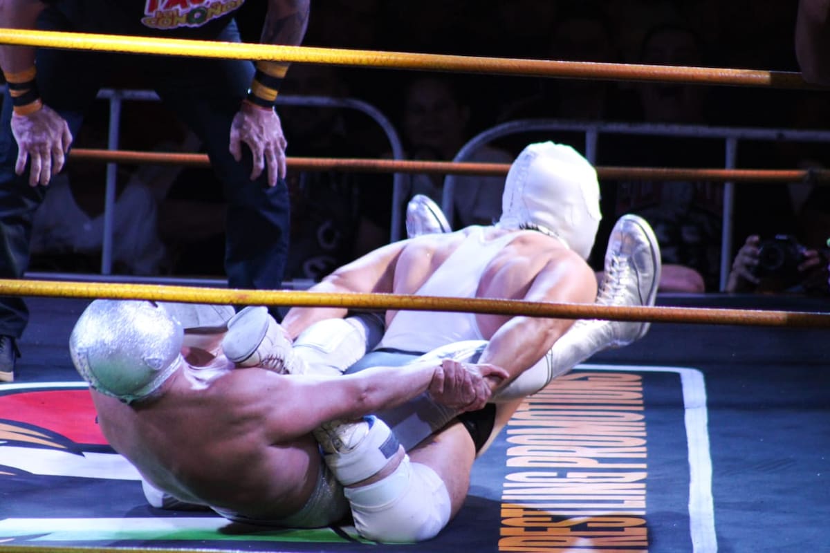 La Leyenda de Plata ganó su último compromiso en el Auditorio del Estado y lo hizo con la llave de a caballo sobre Ángel Blanco Jr. l Abraham Caraveo