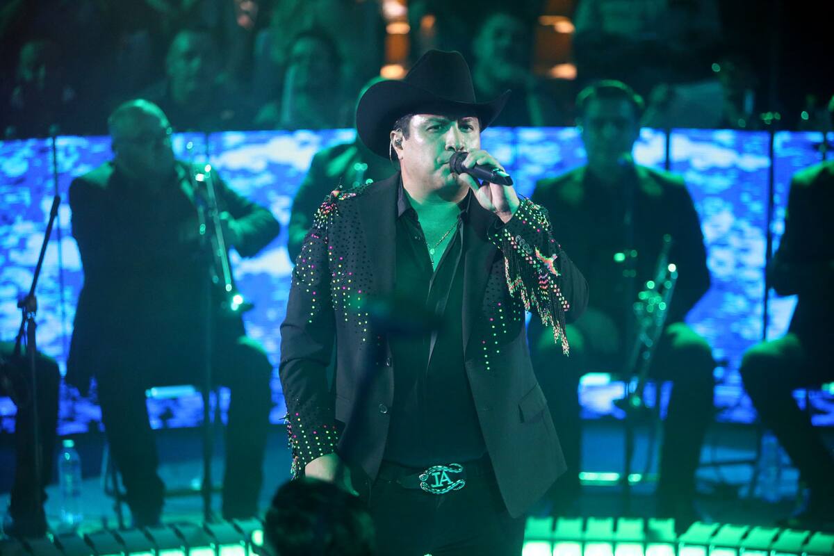 El cantante se presentó acompañado de su norteño banda.