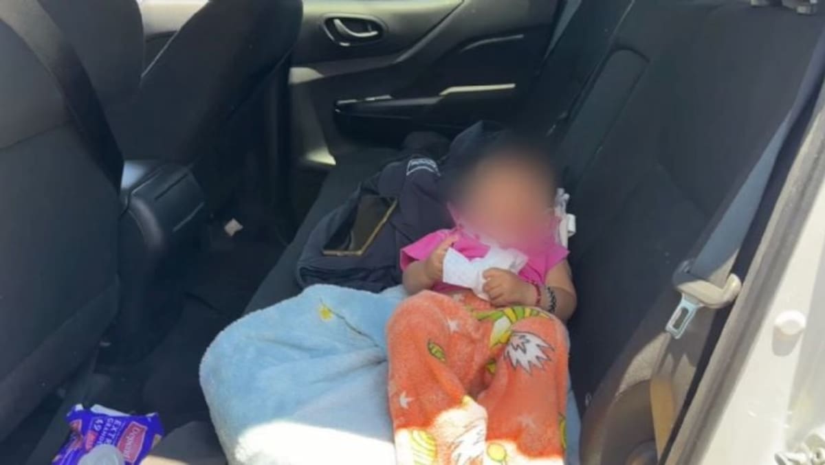 Chofer de aplicación descubre a bebé abandonado en su auto; padre escapó en Ecatepec