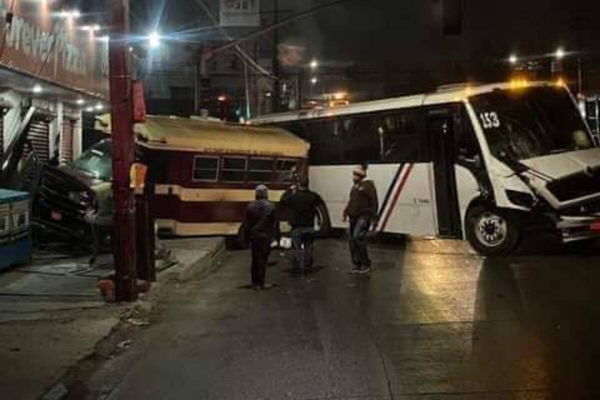 Camión de transporte de personal se impacta contra calafia, hay varios heridos
