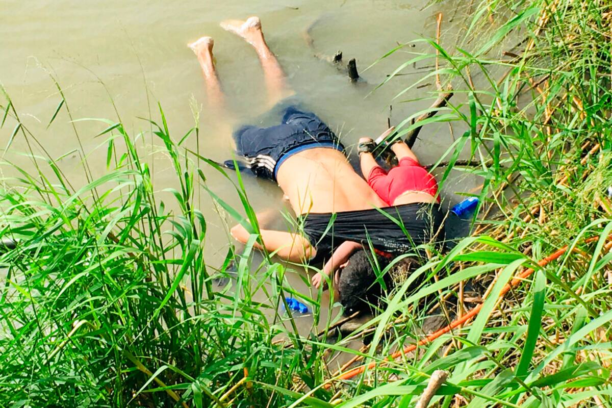 ATENCIÓN: IMÁGENES EXPLÍCITAS - Los cuerpos del migrante salvadoreño Óscar Alberto Martínez Ramírez y su hija Valeria, de casi 2 años de edad, yacen en la orilla del Río Bravo en Matamoros, México, el lunes 24 de junio de 2019, después de ahogarse en su intento por cruzar el río para llegar a Brownsville, Texas. La imagen fue publicada en primera instancia por el periódico La Jornada, de México. (AP Foto/Julia Le Duc)