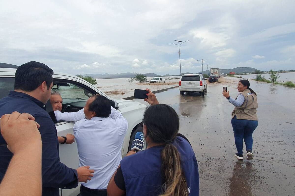 Completamente inundado uno de los carriles del puente Douglas en Guaymas