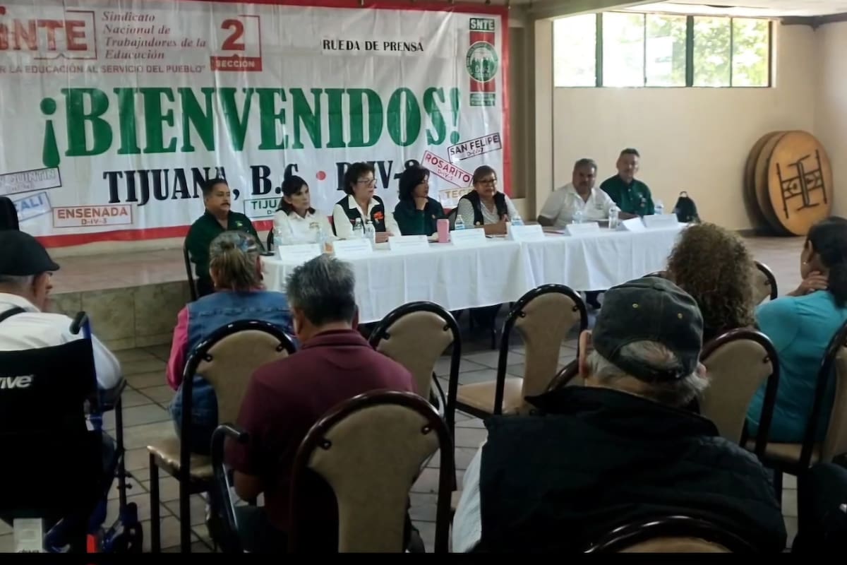 Exigen familias de maestros finados pago de seguro