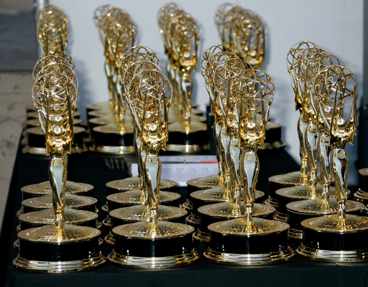 FOTO DE ARCHIVO: Filas de estatuillas de los premios Emmy, en Los Ángeles. 19 de agosto de 2006. REUTERS/Fred Prouser