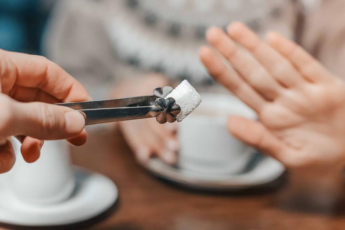 ¿Cómo afecta a la salud agregar azúcar al café todos los días?