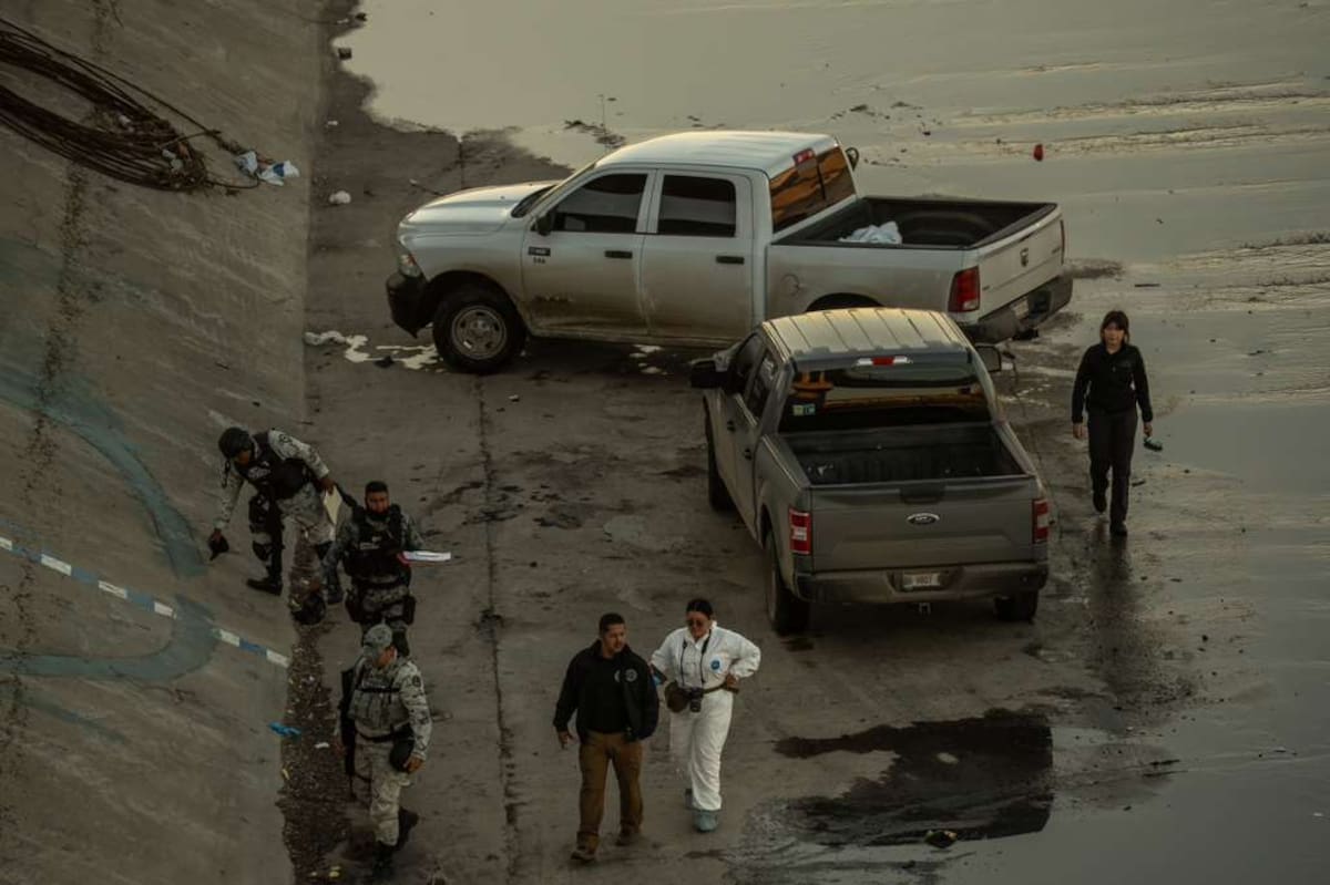 trabajadores que realizaban labores de limpieza en el cauce se percataron de la presencia de un bulto envuelto en una cobija negra. Foto: BorderZoom
