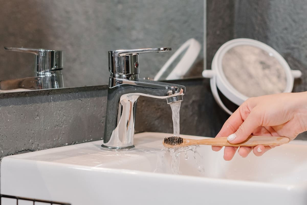 El lugar más común para guardar el cepillo de dientes y el más antihigiénico, según expertos