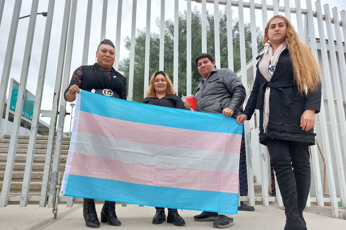 Defienden a estudiante trans para que le permitan usar el baño de mujeres en ‘prepa’