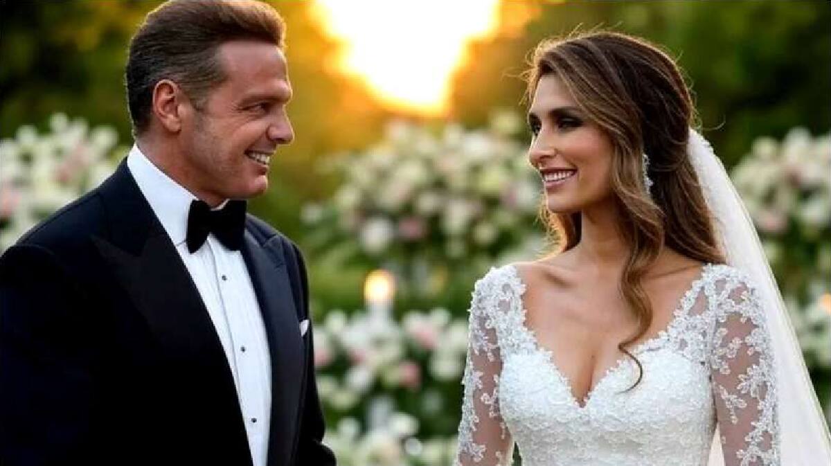 Las imágenes retratan a Luis Miguel con un traje negro y a Paloma Cuevas con un vestido de novia blanco.