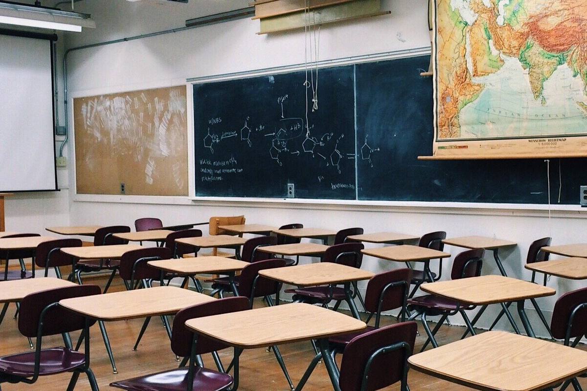 Roban aires acondicionados y cableado eléctrico en escuela de colonia Fuente de Piedra