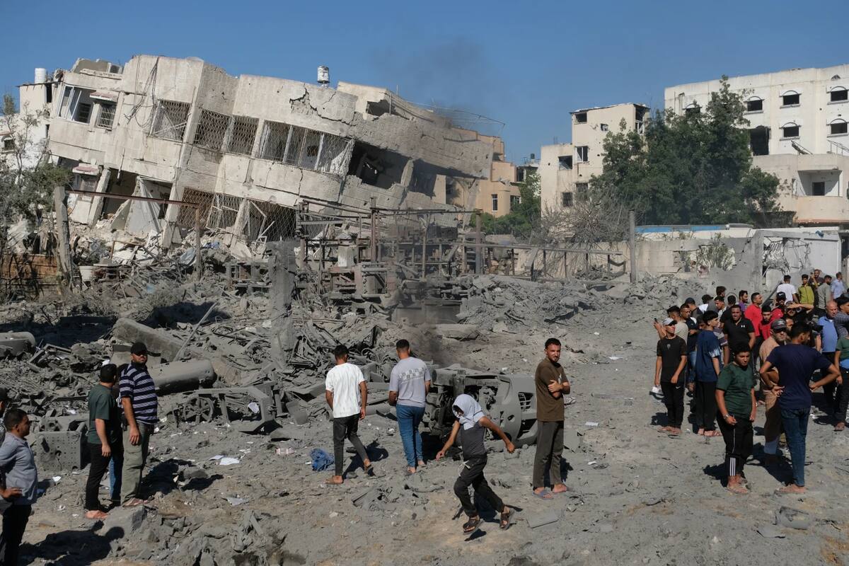 Palestinos se congregan en el lugar donde un dron militar israelí atacó una herrería en el barrio de Sabra, en la ciudad de Gaza, causando la muerte de al menos cuatro palestinos y dejando a otro herido, según informaron funcionarios del hospital Shifa, donde fueron trasladados los heridos el domingo 12 de julio de 2026. (Foto AP/Jehad Alshrafi)