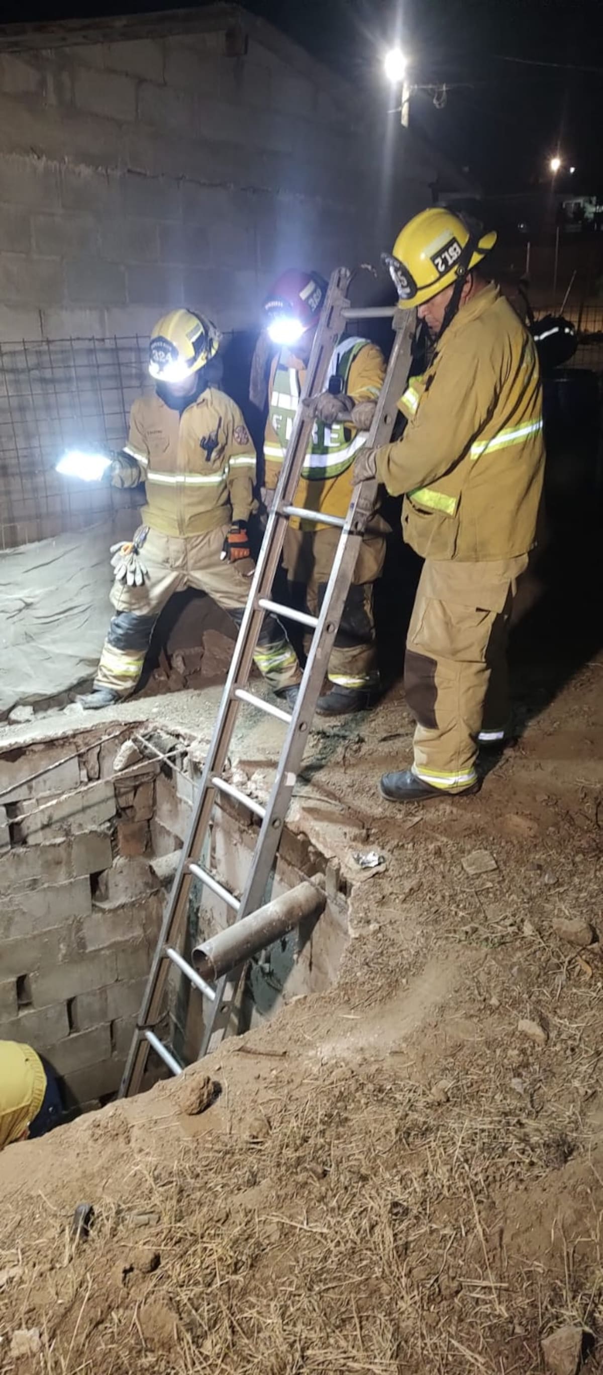 Una mujer fue rescatada y trasladada al Hospital General tras caer a un pozo en la zona de San Carlos. Foto: Cortesía