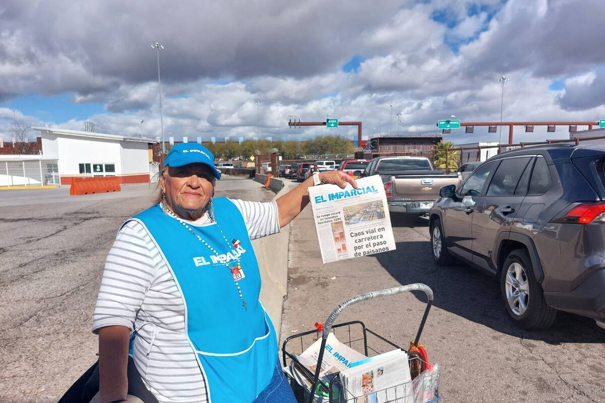 Nogales: Tiene “Doña Güera” 27 años de vender periódico en la garita Mariposa