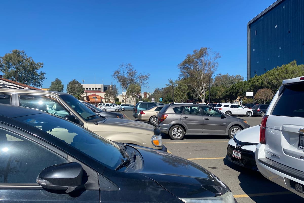 Combaten 38 plazas ´parking´ gratuito