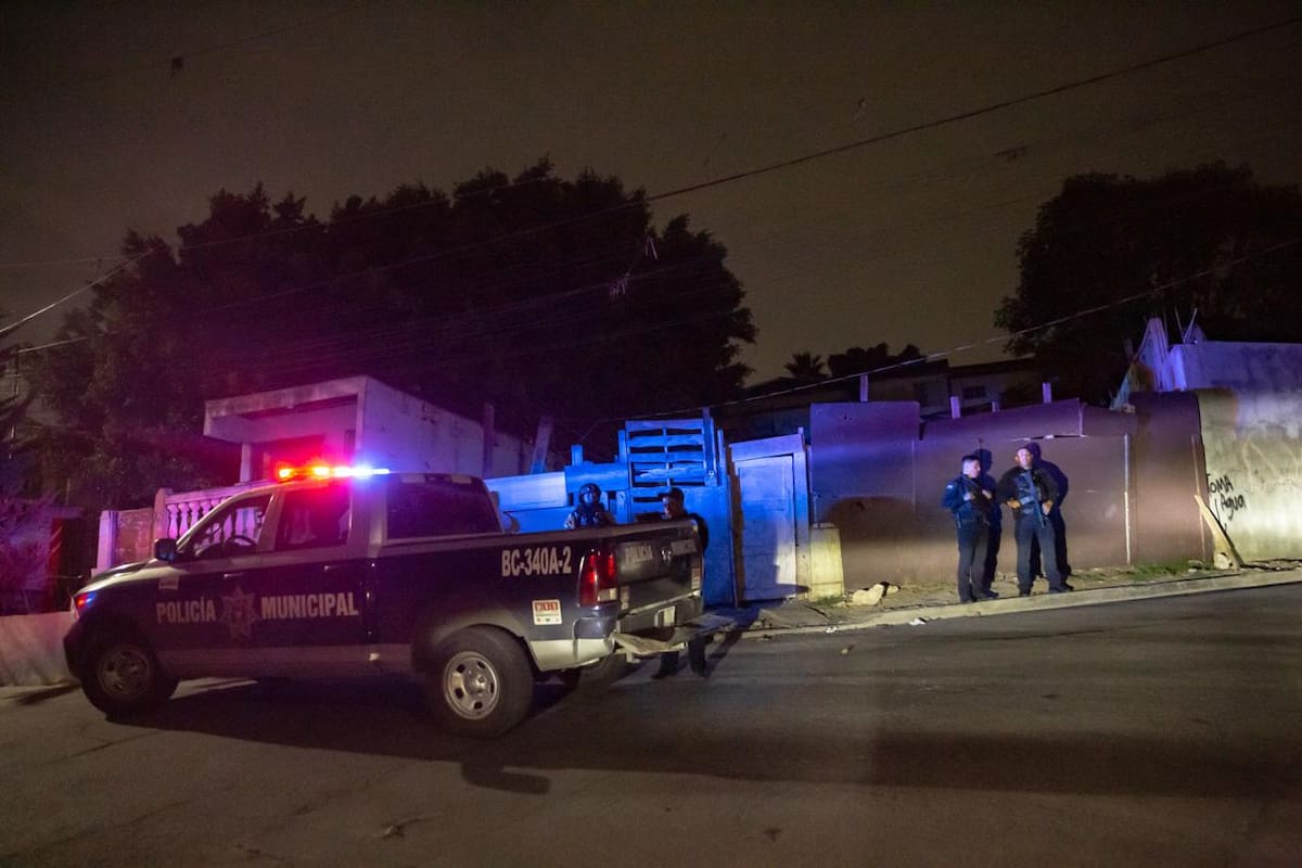La víctima estaba tirada boca abajo, con un disparo en la cabeza, y una hoja con amenazas sobre la espalda. Foto: Border Zoom