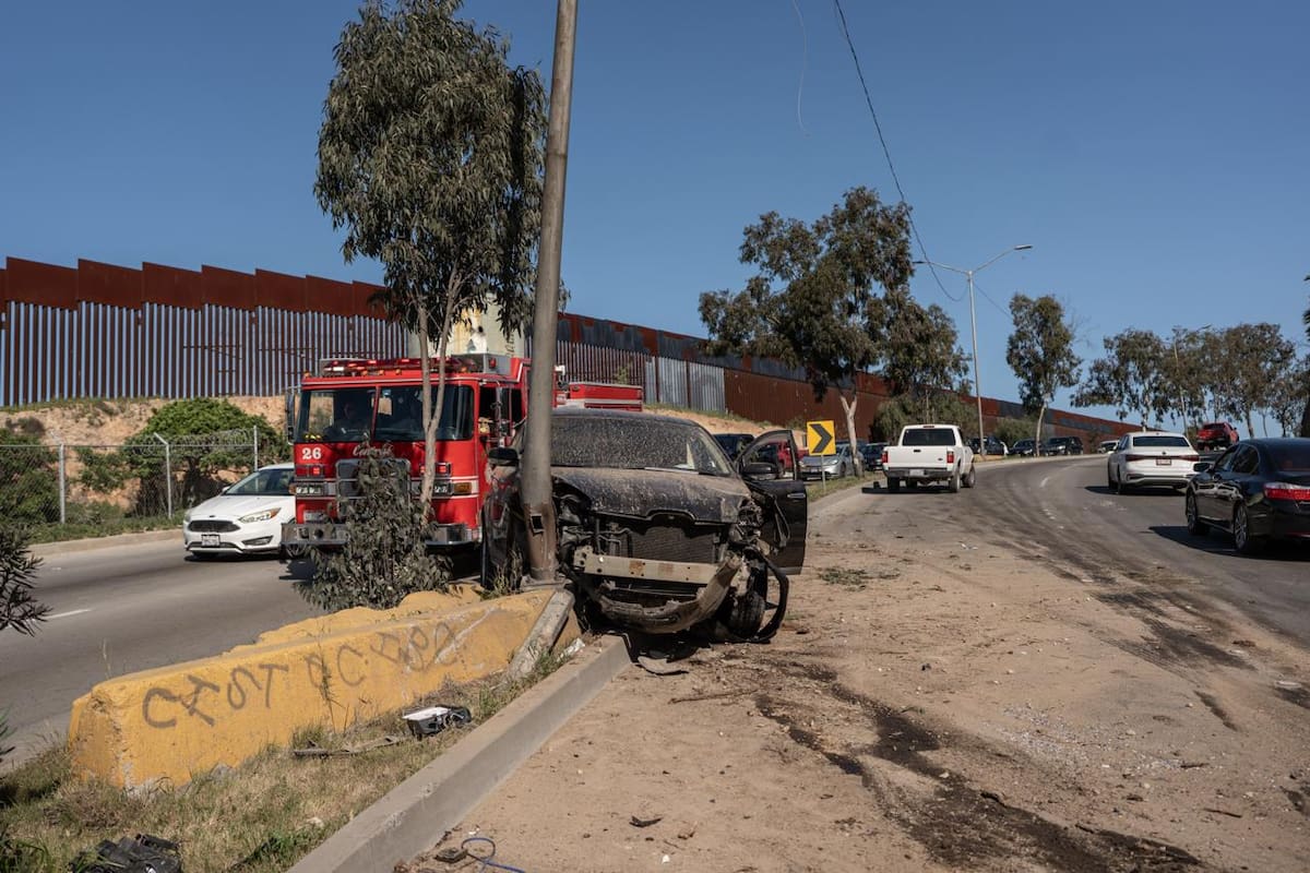 Automóvil termina sobre camellón de la avenida Internacional tras chocar con árbol y poste