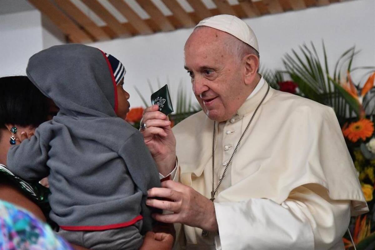 Papa visita centro y da esperanzas contra el SIDA en Mozambique