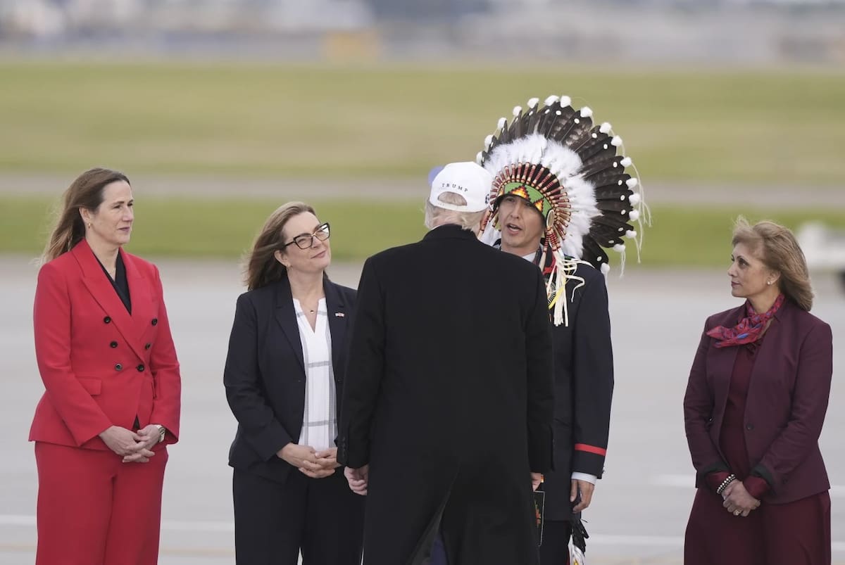 El presidente Donald Trump llega en el Air Force One al Aeropuerto Internacional de Calgary, el domingo 15 de junio de 2025, en Calgary, Canadá, antes de la Cumbre del G7. | Crédito: AP/Gerald Herbert