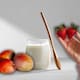 Especialistas recomiendan agregar fresas, mango o plátanos al yogur griego para aumentar la masa muscular, ya que sus vitaminas y antioxidantes protegen los tejidos del ejercicio intenso y mejoran la oxigenación de los músculos
