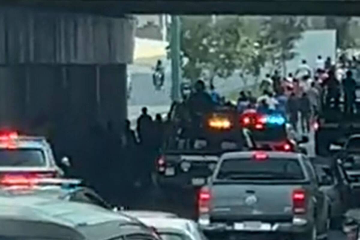 Marcha de haitianos bloquea la avenida Lázaro Cárdenas en Monterrey