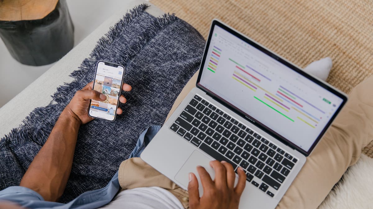 Un estudio reciente liderado por Maxi Heitmayer, de la London School of Economics, muestra que alejar el teléfono móvil para mejorar la concentración podría no ser tan efectivo como se piensa/Foto: Canva