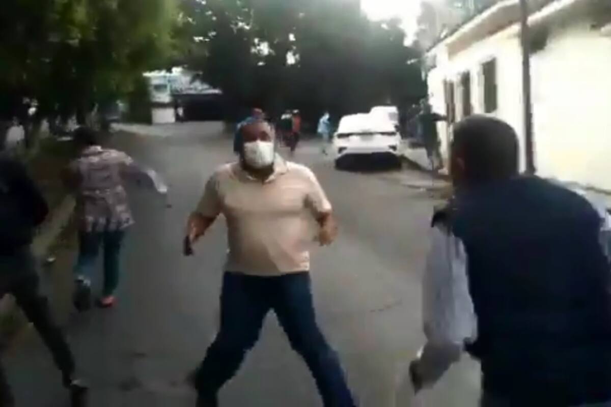 Militantes del PRI se enfrentan tras intento de toma de sede del partido en Morelos