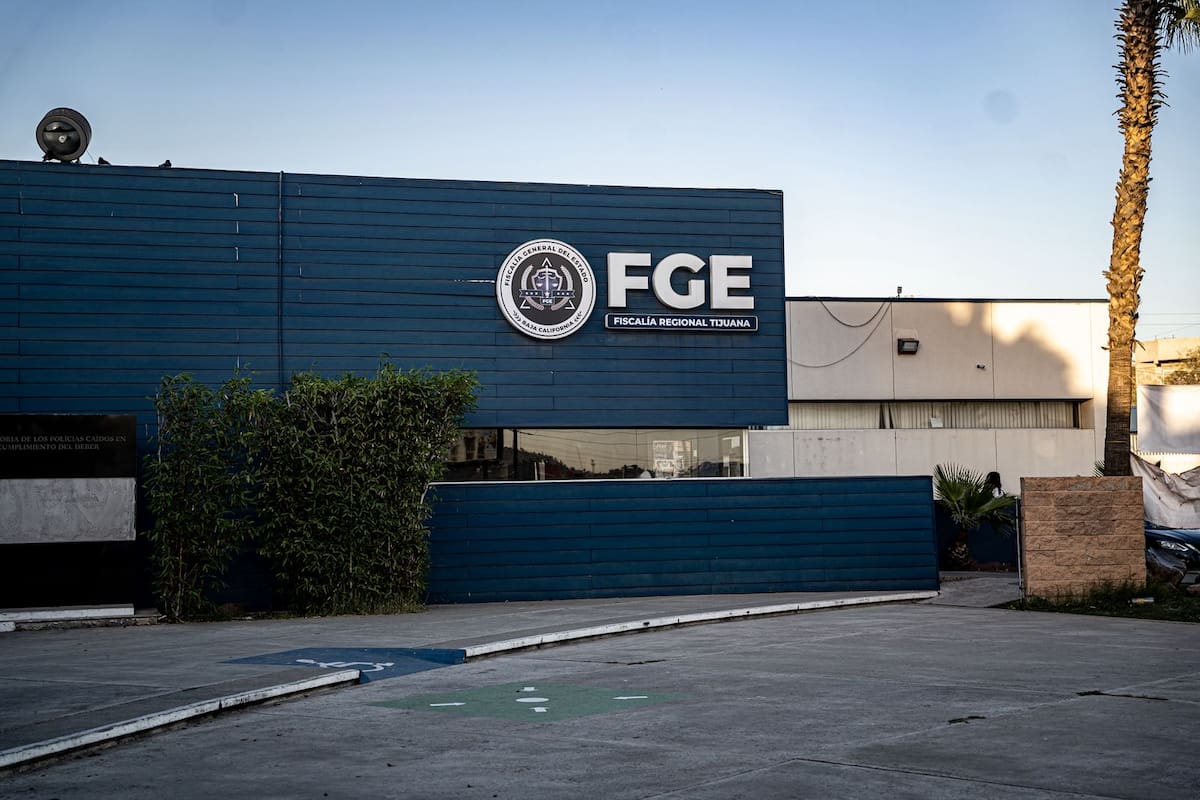 Familiares de una menor víctima de violación se manifestaron en las instalaciones de la Fiscalía para exigir la detención del presunto agresor. Foto: Border Zoom