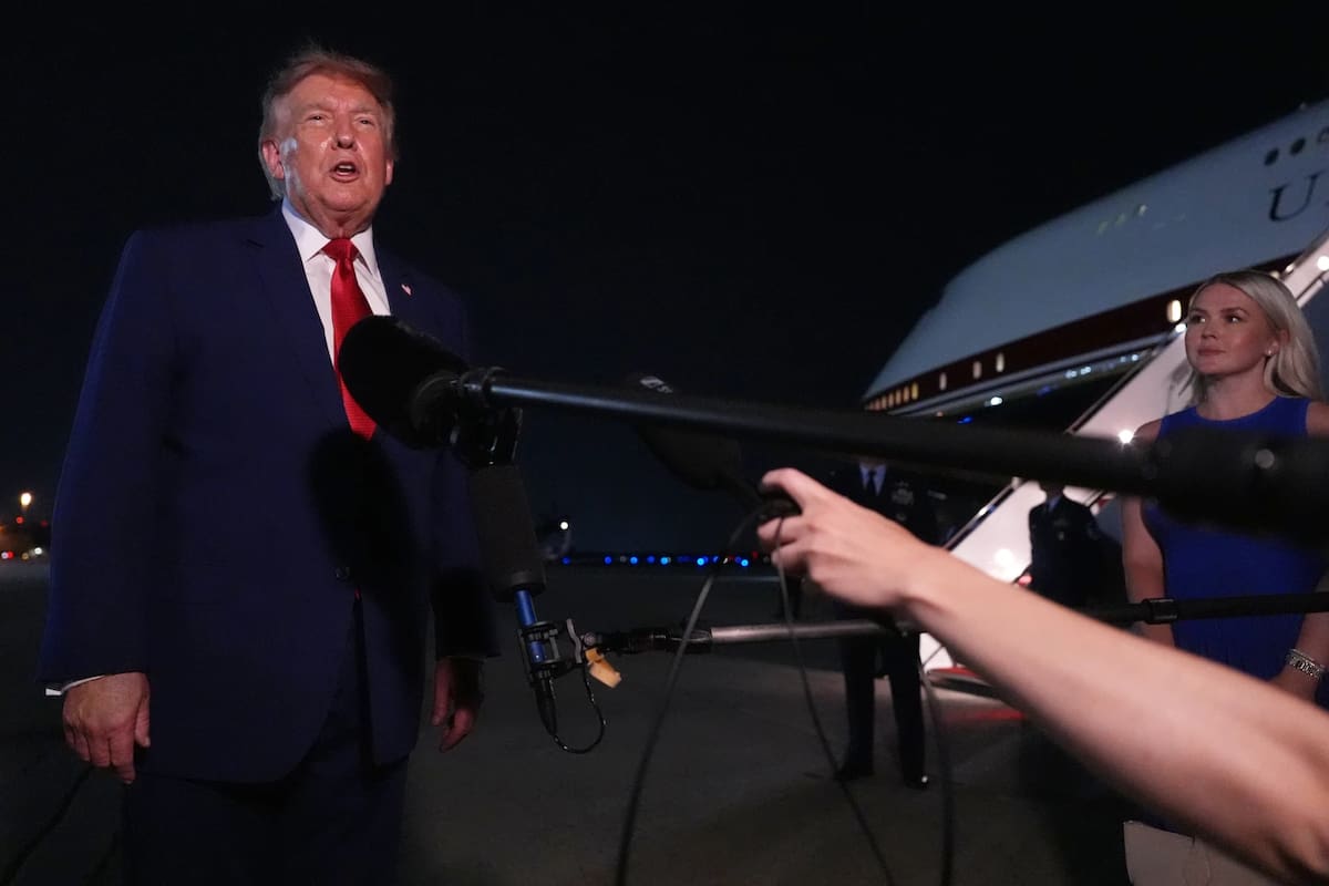 El presidente Donald Trump habla con los periodistas tras su llegada en el Air Force One el martes 11 de agosto de 2026 a la Base Conjunta Andrews, Maryland, mientras la secretaria de prensa de la Casa Blanca, Karoline Leavitt, escucha. (Foto AP/Mark Schiefelbein)